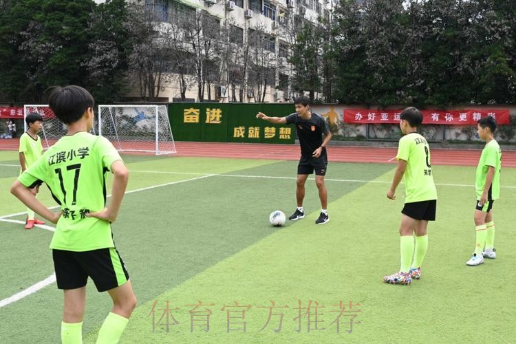 国家男足亚运队金华校园行 传承足球精神汇聚梦想 国家男足亚运队金华校园行 传承足球精神汇聚梦想