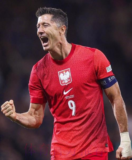 莱万:希望在国家德比展示进攻足球 尊重哈维的决定 莱万:希望在国家德比展示进攻足球 尊重哈维的决定